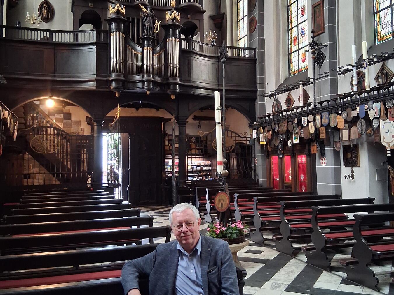 Wolfgang Seifen vor der großen Seifert-Orgel in Kevelaer. Foto: privat
