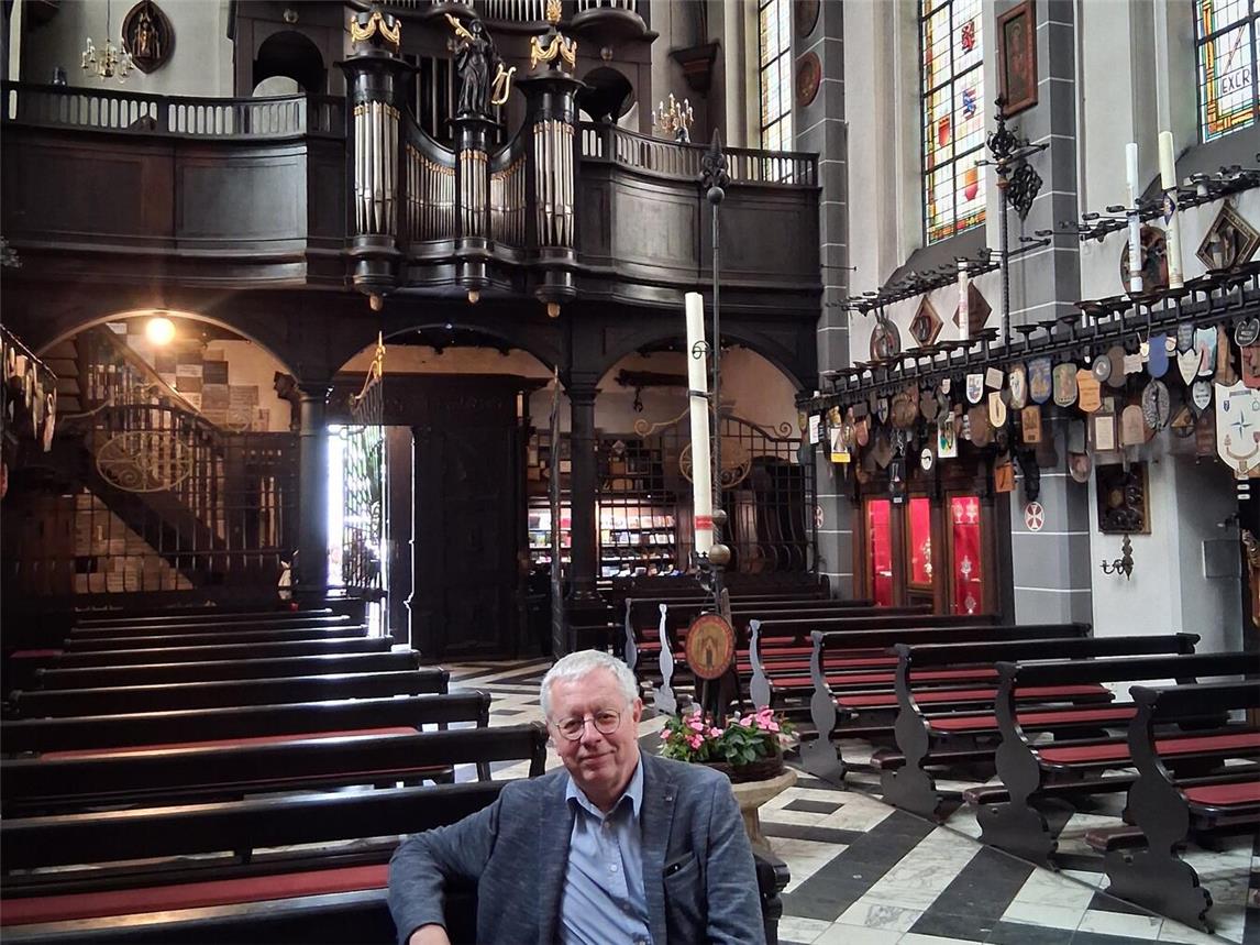 Wolfgang Seifen vor der großen Seifert-Orgel in Kevelaer. Foto: privat