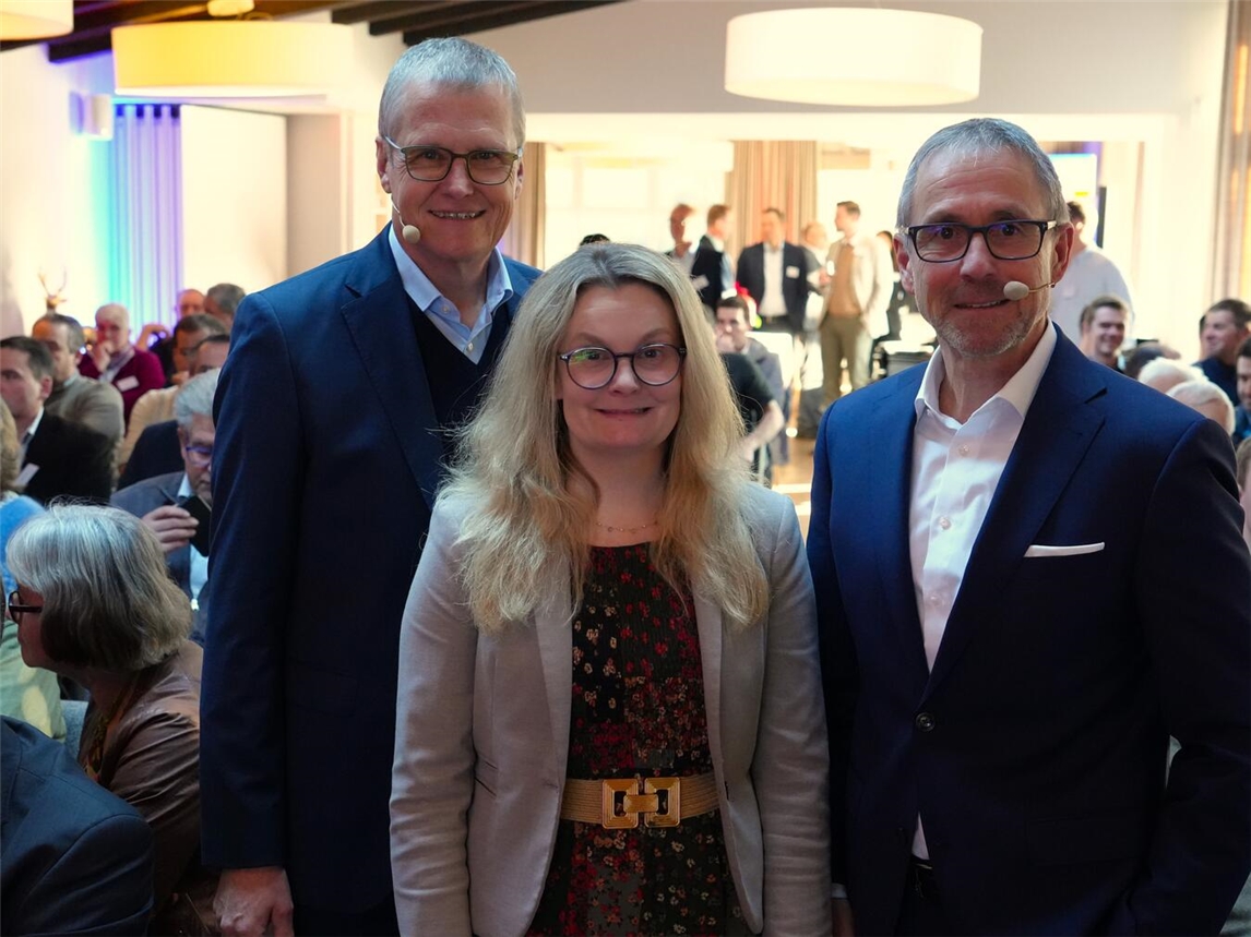 Wolfgang van Bebber, Bereichsleiter Firmenkunden, Dr. Katharina Dahlhoff von der Landwirtschaftskammer Nordrhein-Westfalen und Guido Lohmann, Vorstandsvorsitzender der Volksbank Niederrhein. Foto: Voba Niederrhein
