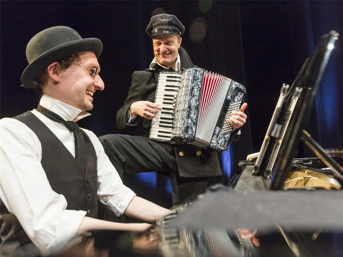 Wolfgang Völkl (l.) und Dirk Witthuhn (r.) bringen die Lieder von Hans Albers auf die Bühne des Refektoriums.Foto: Veranstalter