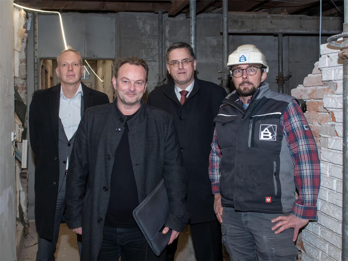 Wollen das Gebäude auch für künftige Generationen erhalten (v.l.): Stephan Glapski (Stadt Emmerich Fachbereich Immobilien), Barend van Ackeren (Architekt), Dr. Stefan Wachs (Stadt Emmerich 1. Beigeordneter und Ansgar Brouwer (Bauunternhemen). NN-Foto: Gerry Seybert
