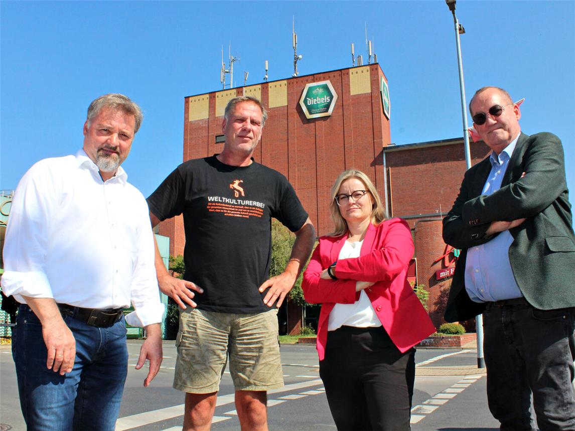 Wollen nicht teilnahmslos abwarten: (v.l.) Bürgermeister Clemens Brüx, Thomas Engelsiepen, Claudia Hempel und Dr. Herbert Grimberg. NN-Foto: Thomas Langer
