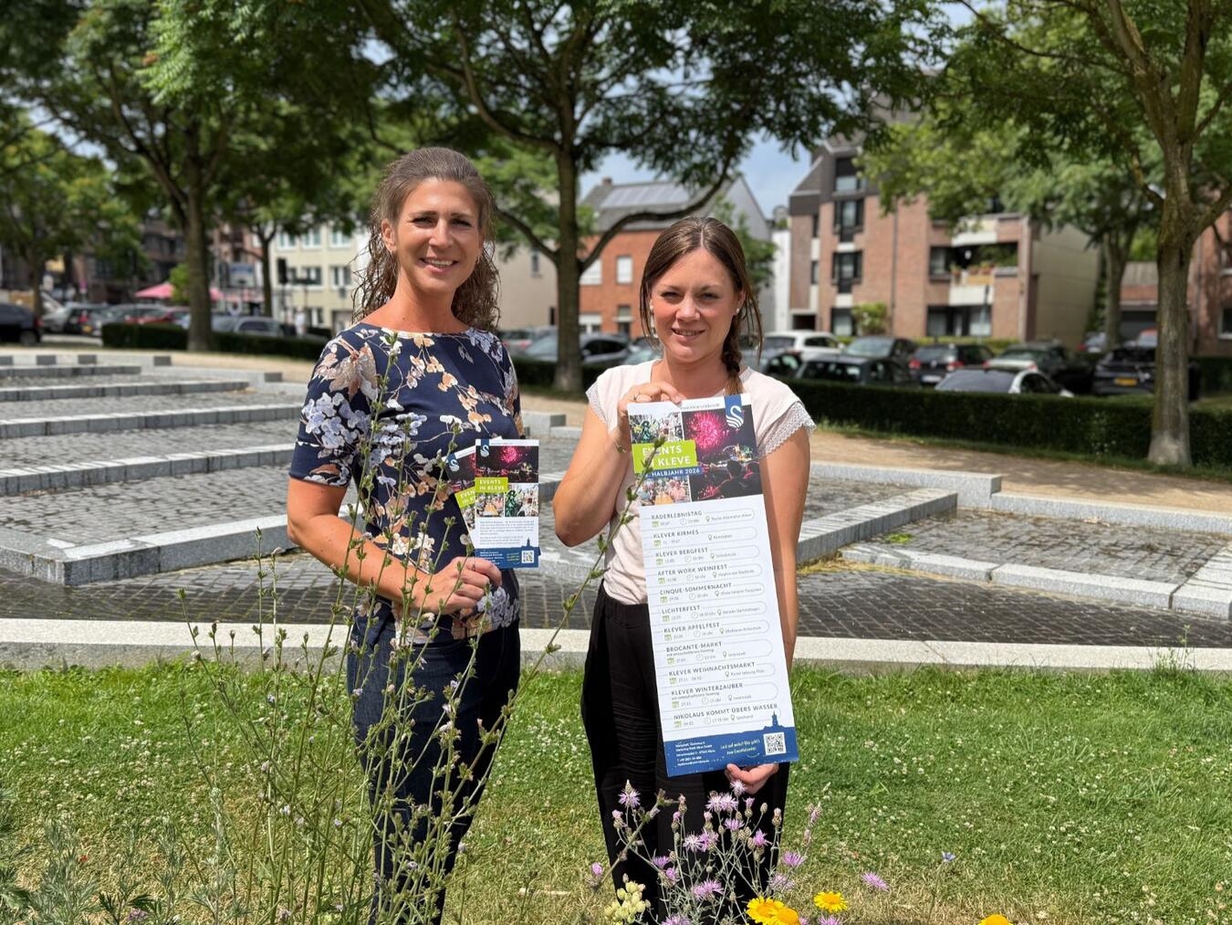 "Verena Rohde und Karina van Kevelaer präsentieren neue WTM-Flyer und Plakate"