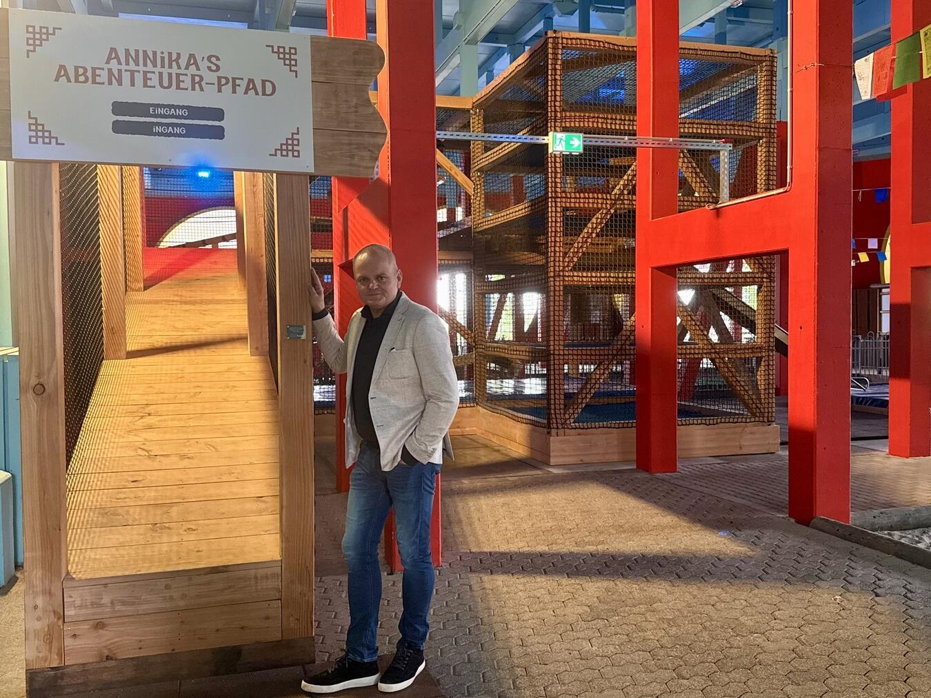 Wunderland Geschäftsführer Marten Foppen an einem der Eingänge zu "Annika's Abenteuer-Pfad". NN-Foto: SP