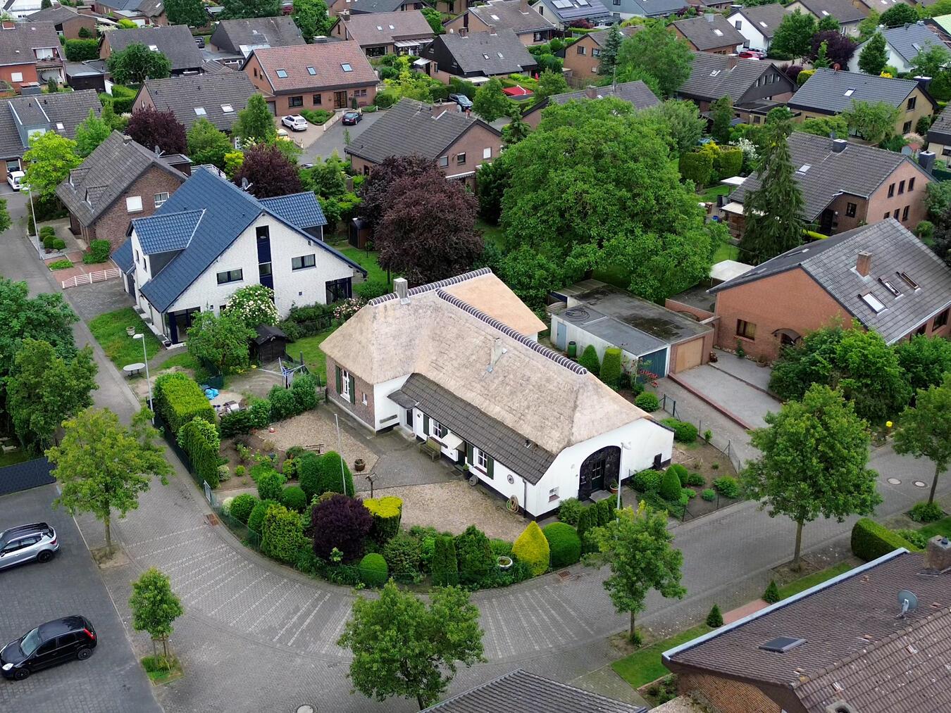 Wurde mit Mitteln der Klever Denkmalförderung unterstützt: Teilerneuerung einer Reetdacheindeckung in Kleve-Rindern. Foto: Stadt Kleve
