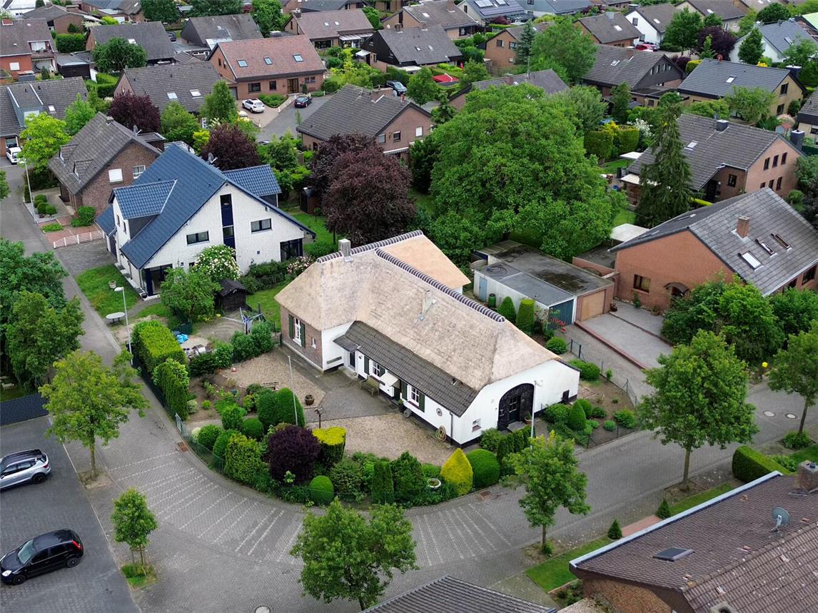 Wurde mit Mitteln der Klever Denkmalförderung unterstützt: Teilerneuerung einer Reetdacheindeckung in Kleve-Rindern. Foto: Stadt Kleve