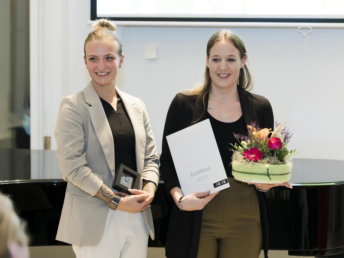 „Perle“ an den Lindenhof Wurden ausgezeichnet: Saskia van den Borg-de Lorijn und Carina Kernder. Foto: Jacqueline Wardeski