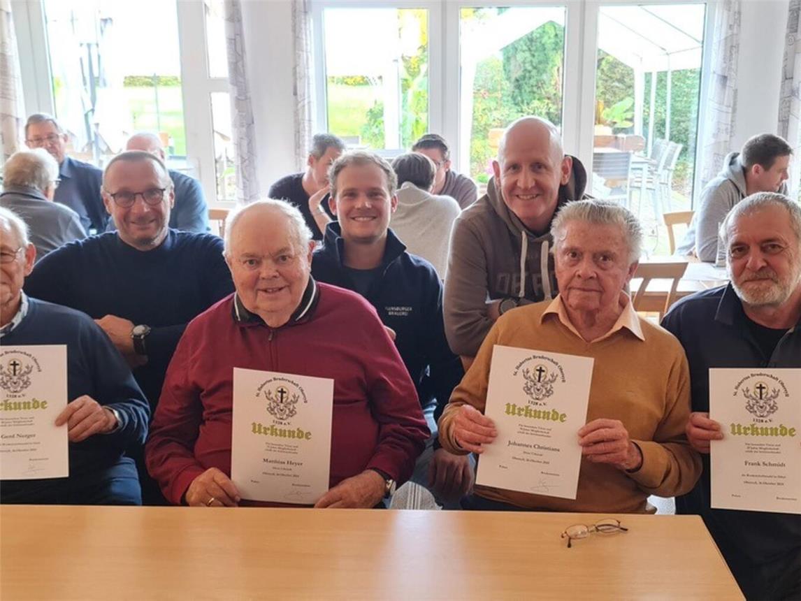Wurden für ihre langjährige Mitgliedschaft geehrt: (v.l.) Gerd Nerger (50 Jahre), Klemens Molderings (1. Vorsitzender), Matthias Heyer (75 Jahre), Lutz Molderings (Schriftführer), Stefan Nagel (2. Vorsitzender), Johannes Christians (70 Jahre) und Frank Schmidt (25 Jahre). Foto: privat