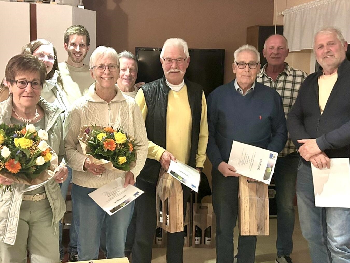 Wurden für ihre Mitgliedschaft geehrt: (v.l.n.r.) Maria Jacobs (50 Jahre), Ulrike Blankenburg (40), Karl Hensen (50), Herbert Jacobs (50) und Rainer Jovic (40). Weitere Jubilare (fehlen auf dem Foto) sind Hermann Nolden, Hubert van Meegen, Hans Wolters (alle 50 Jahre) und Anne Röös (40 Jahre). In der hinteren Reihe: Ein Teil der Vorstandsmitglieder. Foto: privat