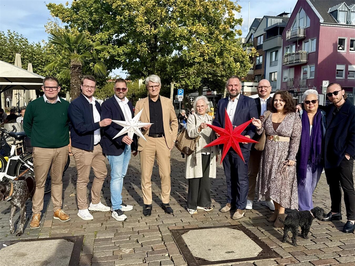 Xantens Bürgermeister Rafael Zur bedankte sich auf dem Xantener Marktplatz persönlich bei den drei Großspendern. NN-Foto: SP
