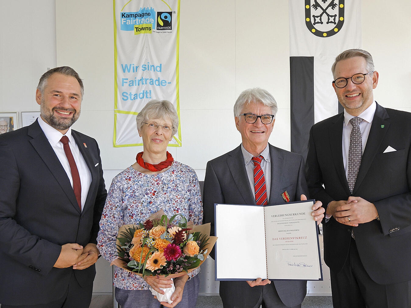 Xantens Bürgermeister Rafael Zur, Ehefrau Ulla Wolfertz, Würdenträger Klaus Wolfertz und Landrat Ingo Brohl. NN-Foto: Theo Leie