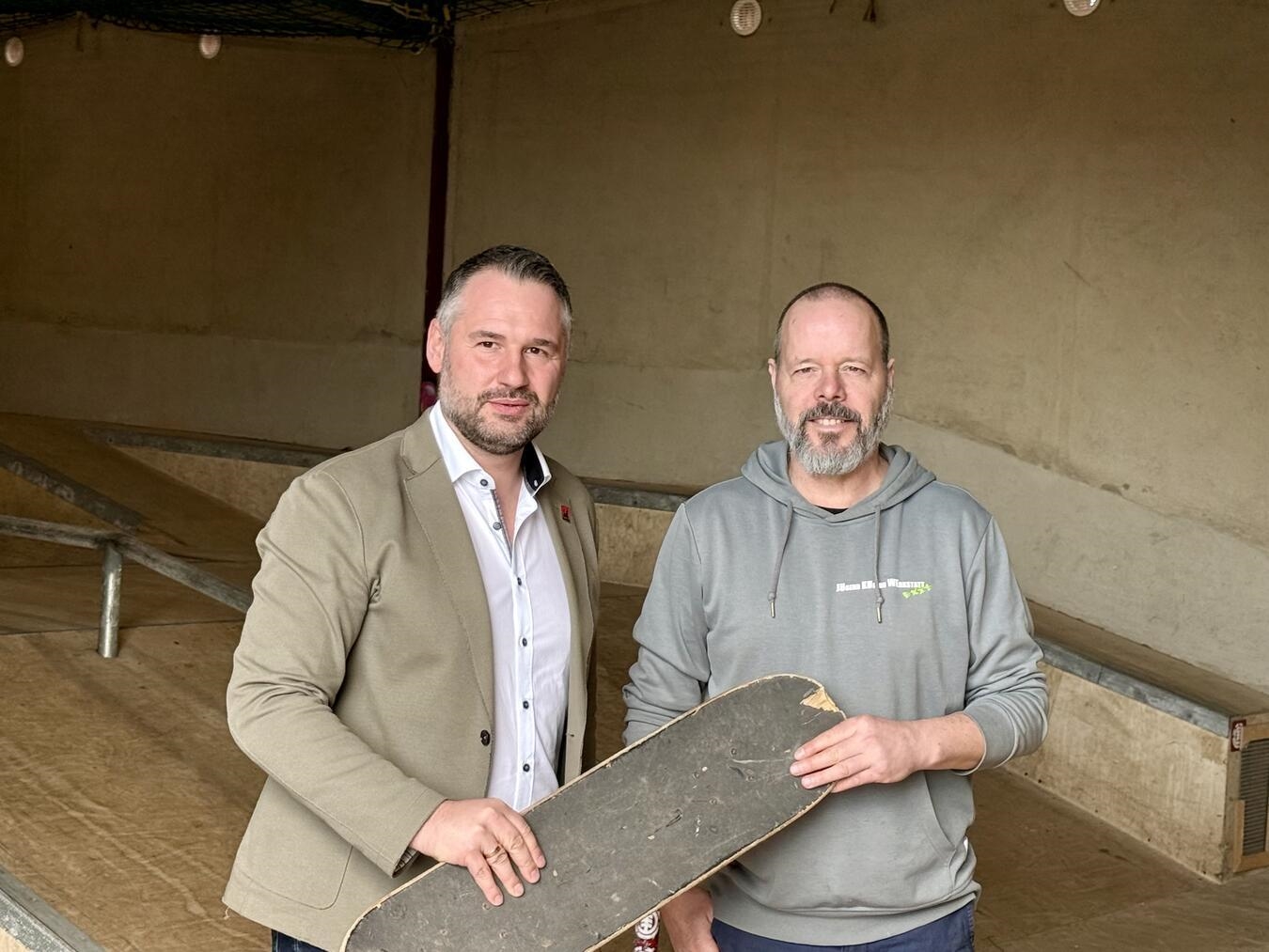 Xantens Bürgermeister Rafael Zur (l.) und Georg van Schyndel von der JuKuWe freuen sich, dass das Skateboard wieder zum Einsatz kommen kann. Foto: Stadt Xanten