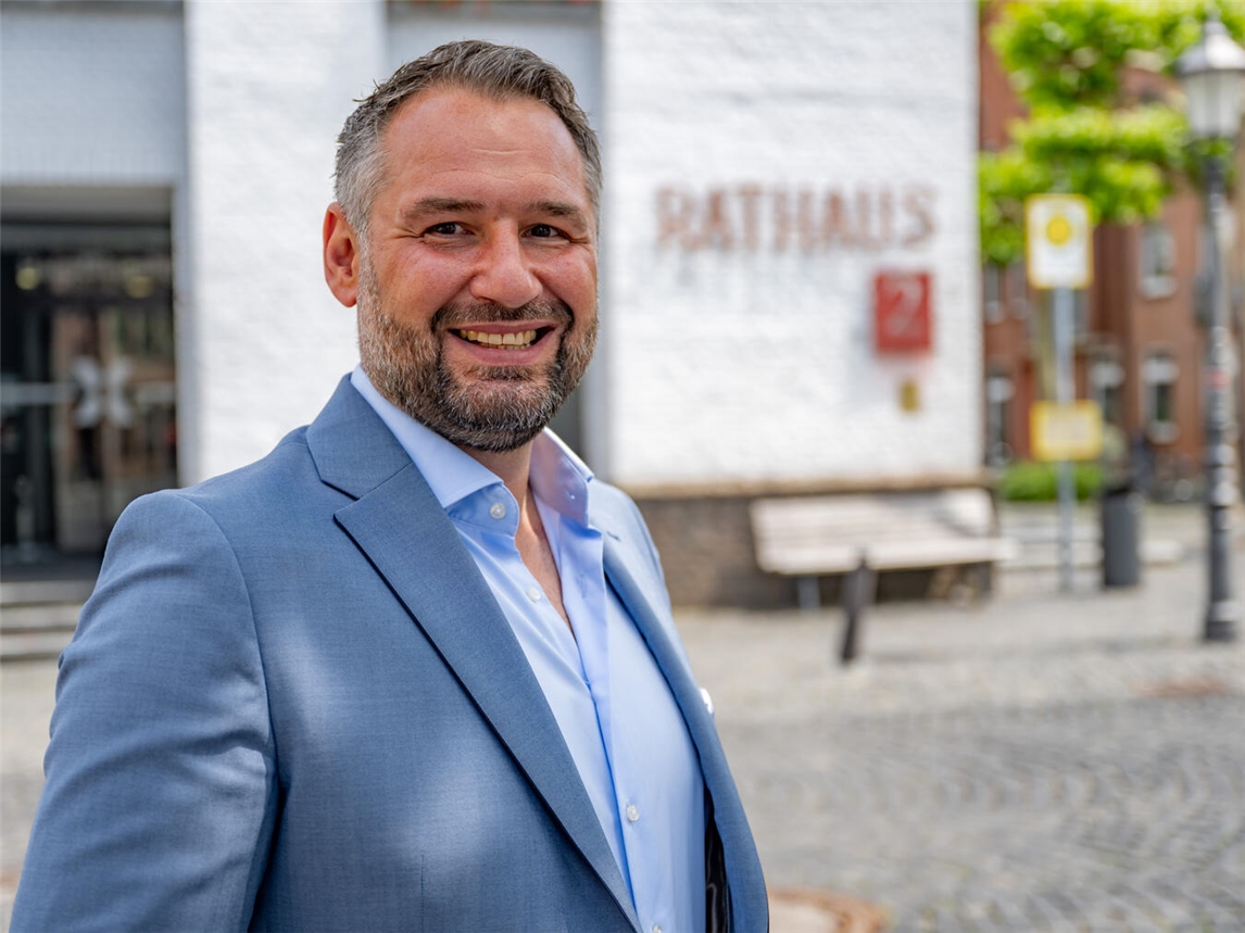 Xantens Bürgermeister Rafael Zur möchte mit den Bürgern bei Feierabendspaziergängen in den Austausch kommen. Archivfoto: Stadt Xanten