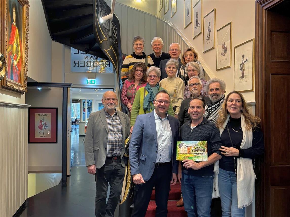 Xantens Bürgermeister Thomas Görtz (2.v.l.) mit seinem Amtskollegen Sven Hocking (3.v.l.) und dessen Ehefrau Marcia (r.) sowie den weiteren Gästen aus Salisbury. Foto: Stadt Xanten