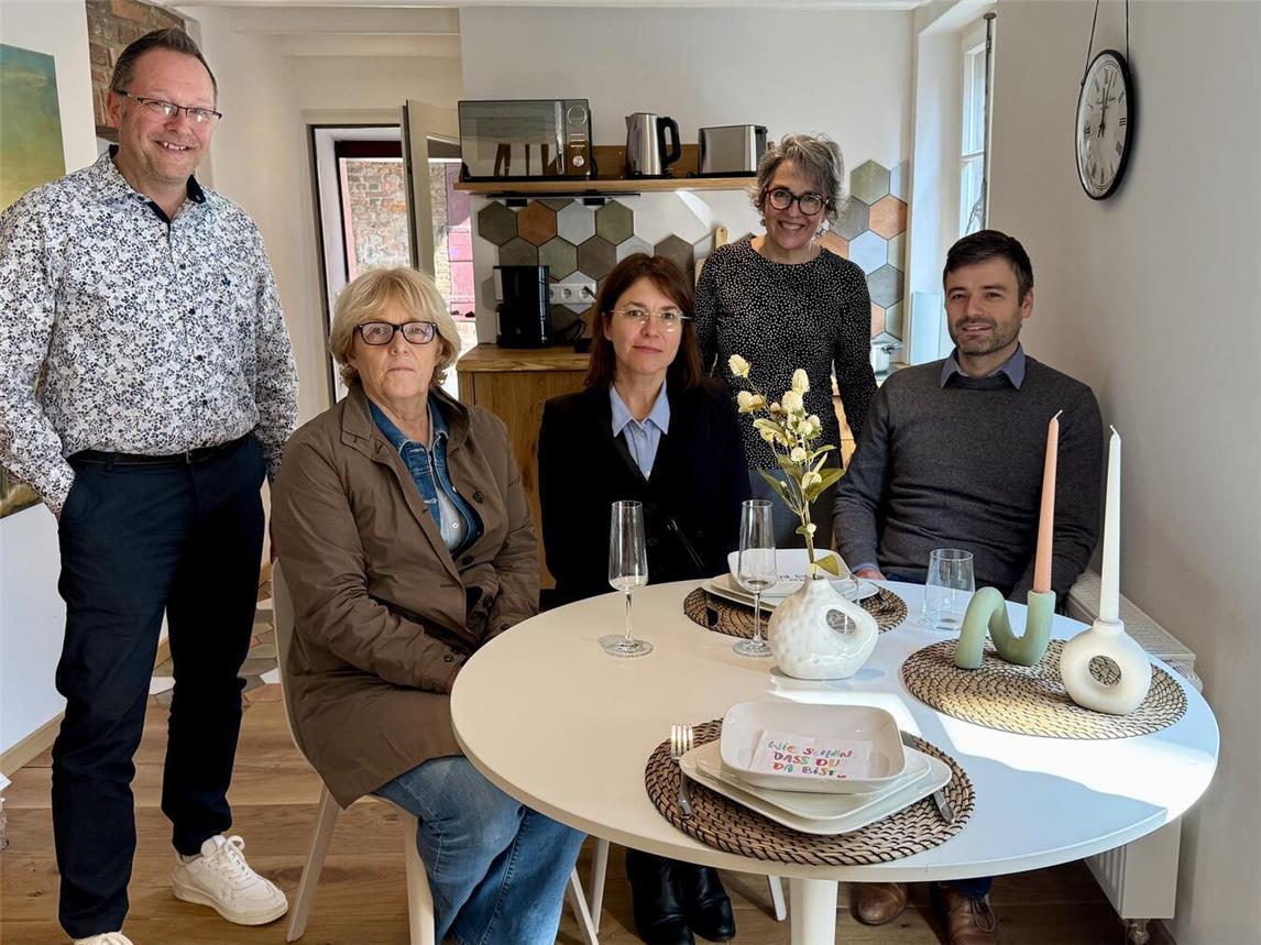 Xantens Bürgermeister Thomas Görtz, Astrid Fischer (Stadt Xanten), DBX-Architektin Barbara Jureczka, Pauline Becker (TIX) und DBX-Leiter Stefan Wadleich in der frisch sanierten Ferienwohnung. NN-Foto: SP