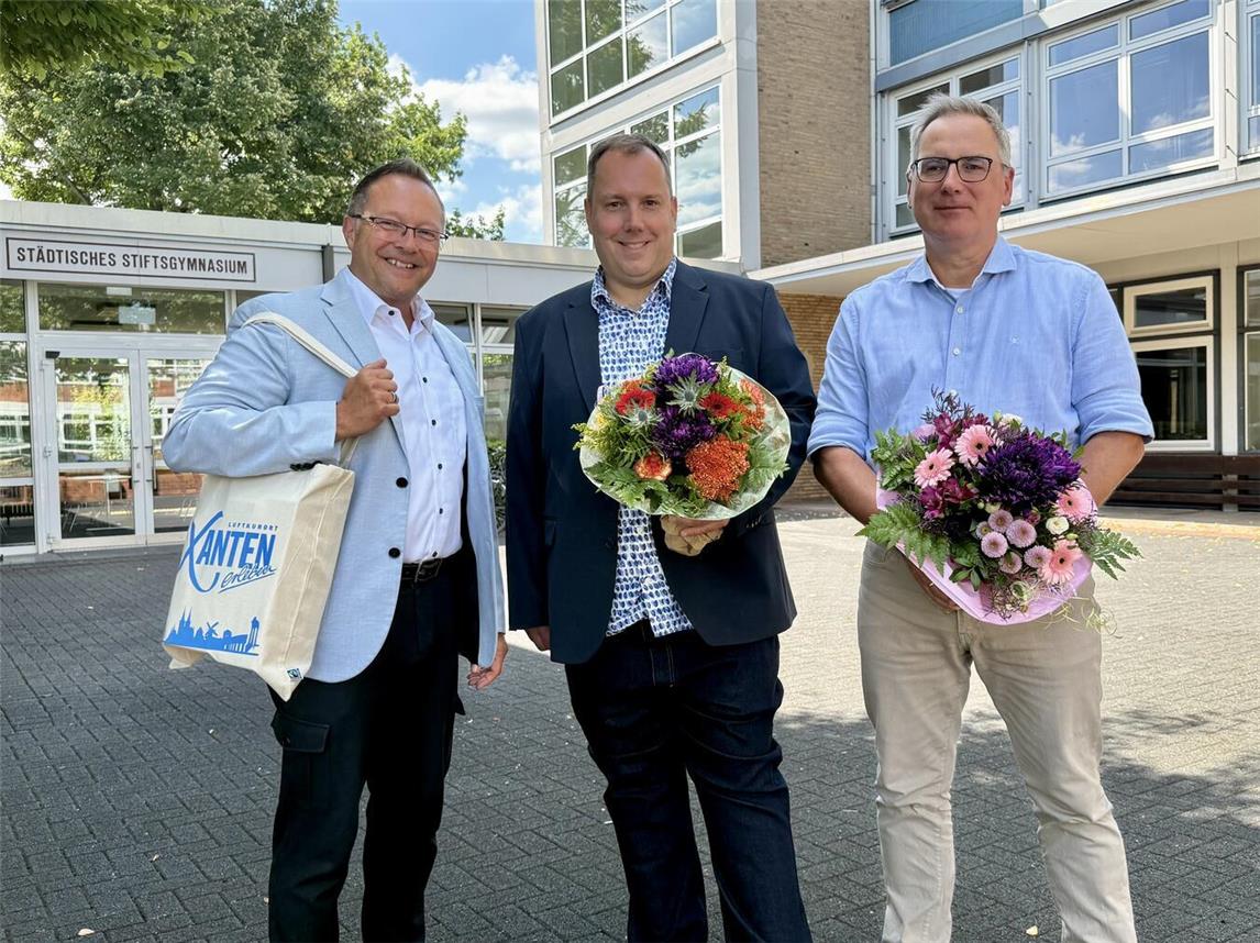 Xantens Bürgermeister Thomas Görtz hieß den neuen Schulleiter Jörn Finger im Beisein von Martin Boland, stellvertretender Schulleiter, herzlich willkommen. NN-Foto: SP