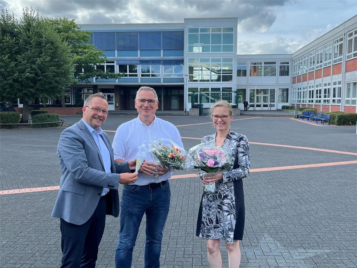 Xantens Bürgermeister Thomas Görtz, Martin Boland und Corinna Dickmann (v.l.) bei der Verabschiedung von Dickmann als Schulleiterin des Stiftsgymnasiums Xanten. Foto: Stadt Xanten