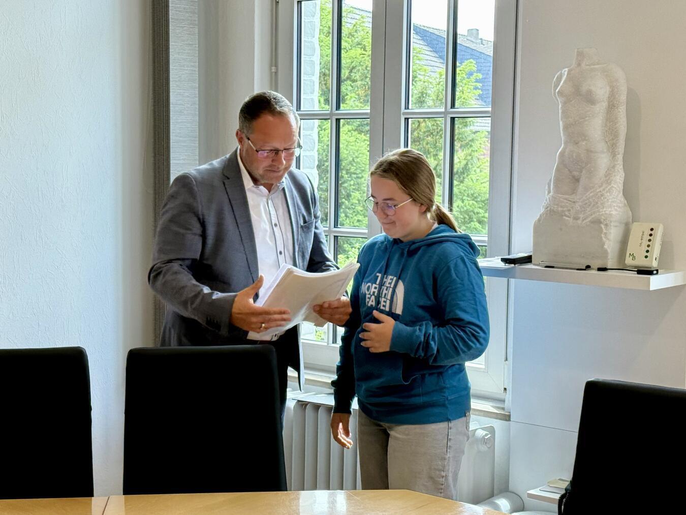 Xantens Bürgermeister Thomas Görtz nahm die Unterschriften von Alina Greef persönlich entgegen. NN-Foto: SP