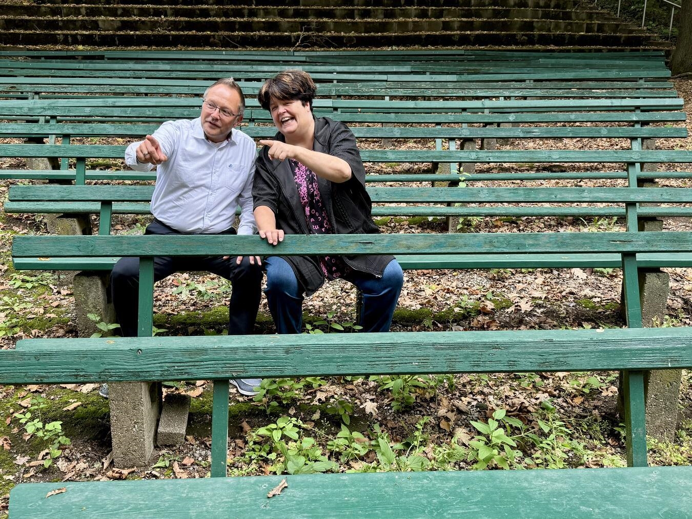 Xantens Bürgermeister Thomas Görtz und Kabarettistin Ingrid Kühne haben schonmal im Amphitheater in Birten Platz genommen. NN-Foto: SP