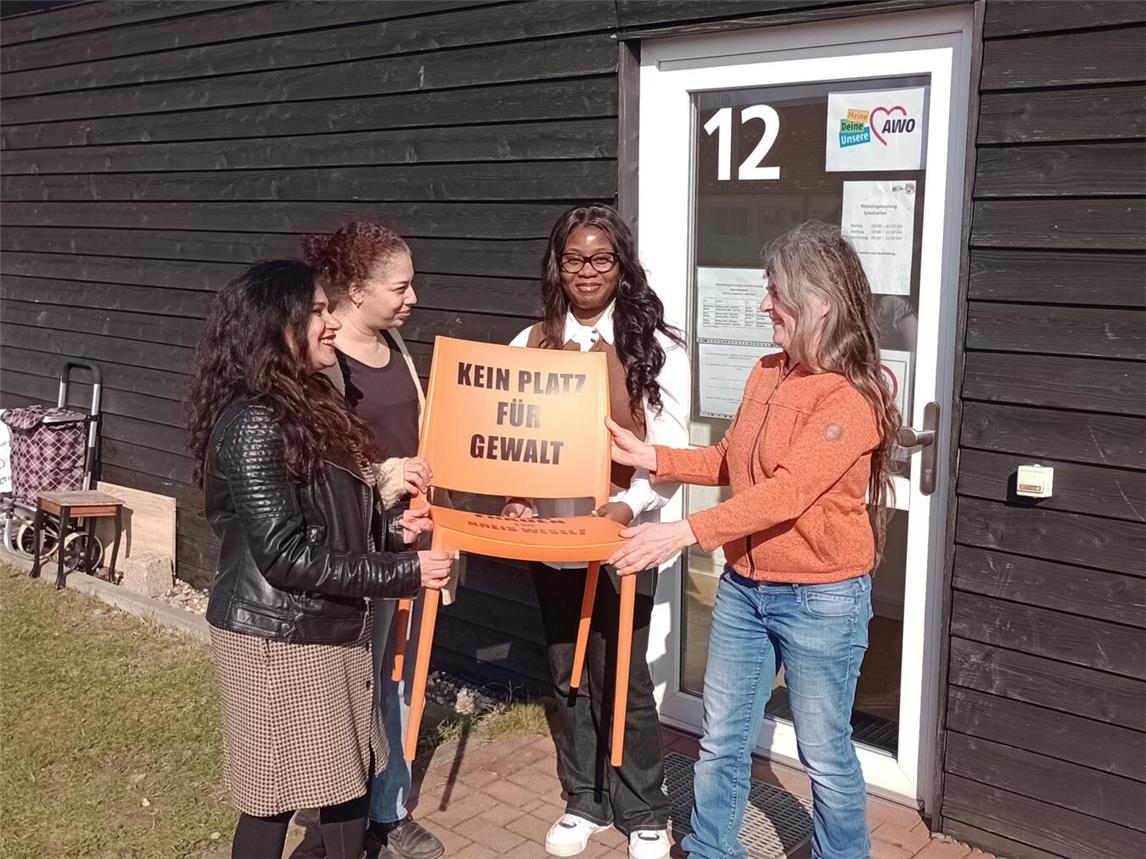 Xantens Gleichstellungsbeaufragte Sabine Reuß brachte den Stuhl Misbah Shahzad, Dann Rascha Abou Soueid und Prisca Mbimba von der AWO-Flüchtlingshilfe vorbei. Foto: Stadt Xanten