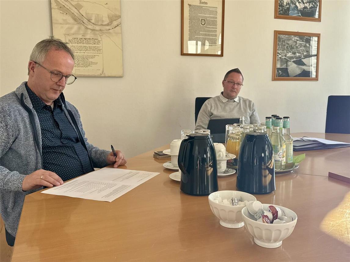 Xantens Kämmerer Stephan Grundmann (l.) und Bürgermeister Thomas Görtz (r.) erläuterten die Auswirkungen der Grundsteuer-Reform.NN-Foto: SP