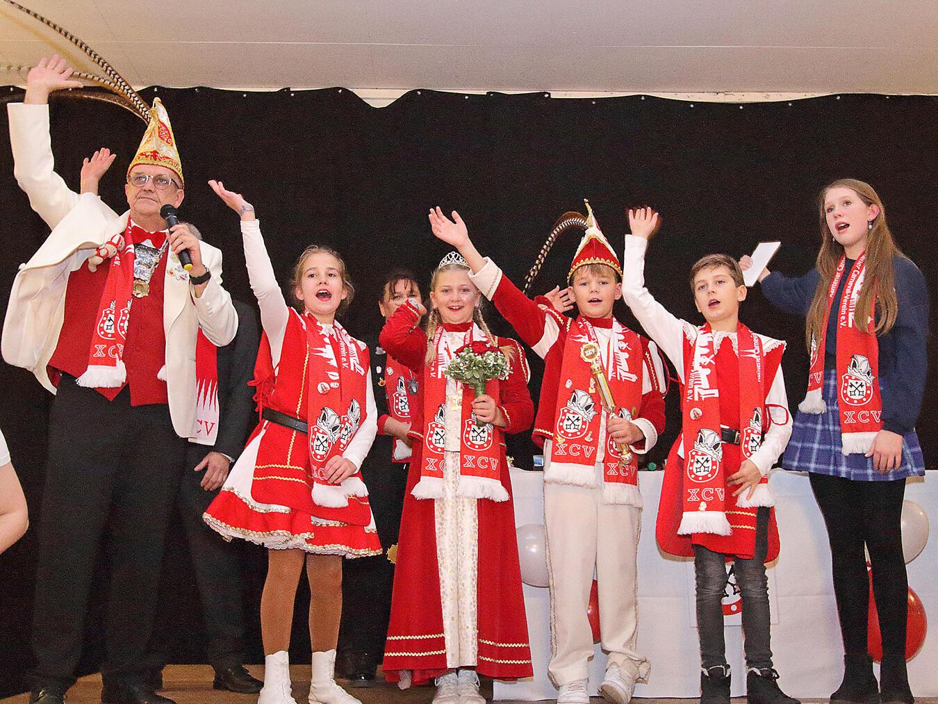 Frida I. und Leon II. regieren in Xanten XCV-Präsident Ralf Hußmann, Pagin Kiara, Prinzessin Frida I., Prinz Leon II. und Page Felix bei der Kinderprinzenpaar-Proklamation im Xantener Schützenhaus. NN-Foto: Theo Leie