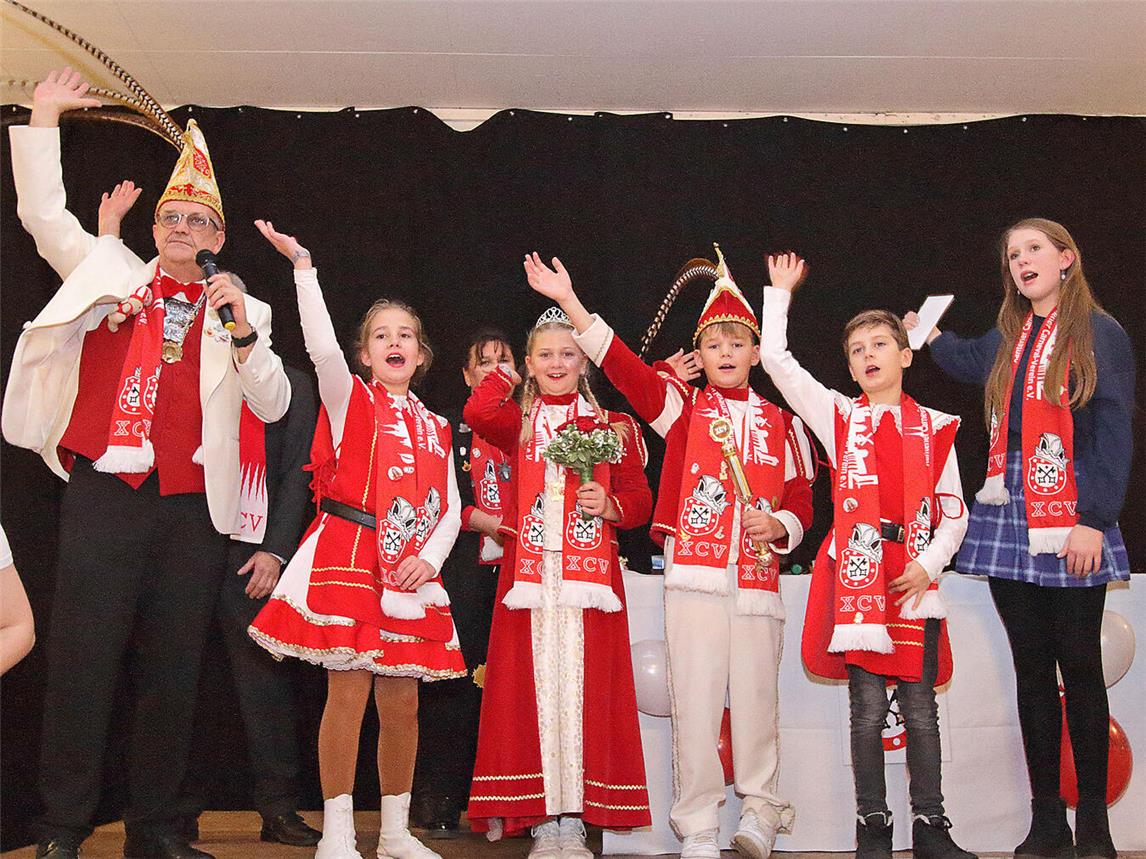 XCV-Präsident Ralf Hußmann, Pagin Kiara, Prinzessin Frida I., Prinz Leon II. und Page Felix bei der Kinderprinzenpaar-Proklamation im Xantener Schützenhaus. NN-Foto: Theo Leie