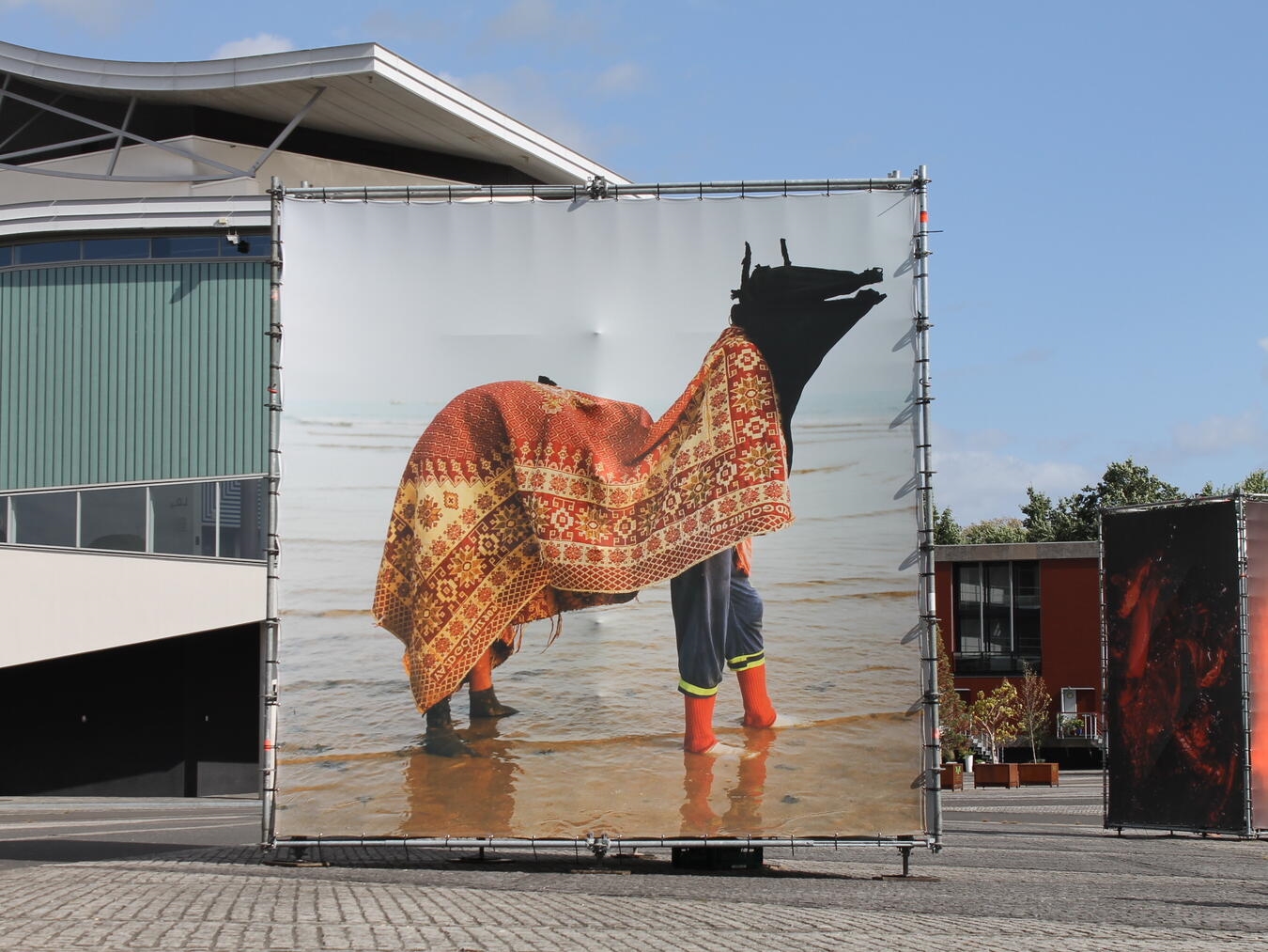 XXL-Fotografien beim BredaPhoto-Festival 2023, Kunstinstallation im Freien.