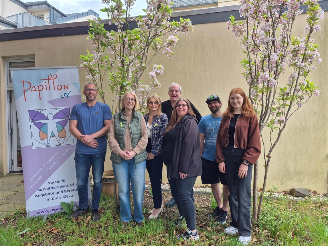 "Yessica Michels mit Vereinsmitgliedern von Papillon bei einem Gemeinschaftsevent"