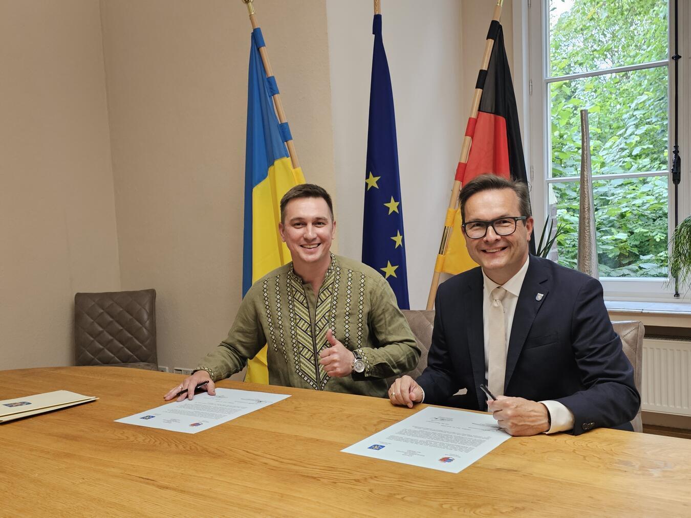 Yevhenii Velychko (l.) und Sven Kaiser bei der Unterzeichnung.