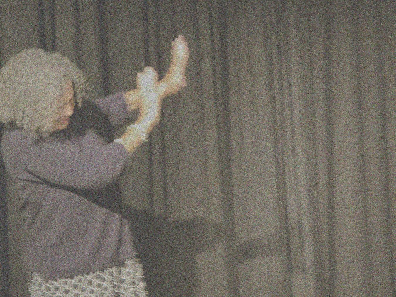 Yvonne Campbell Körner in einer Szene ihres Stückes. NN-Foto: HF (m)