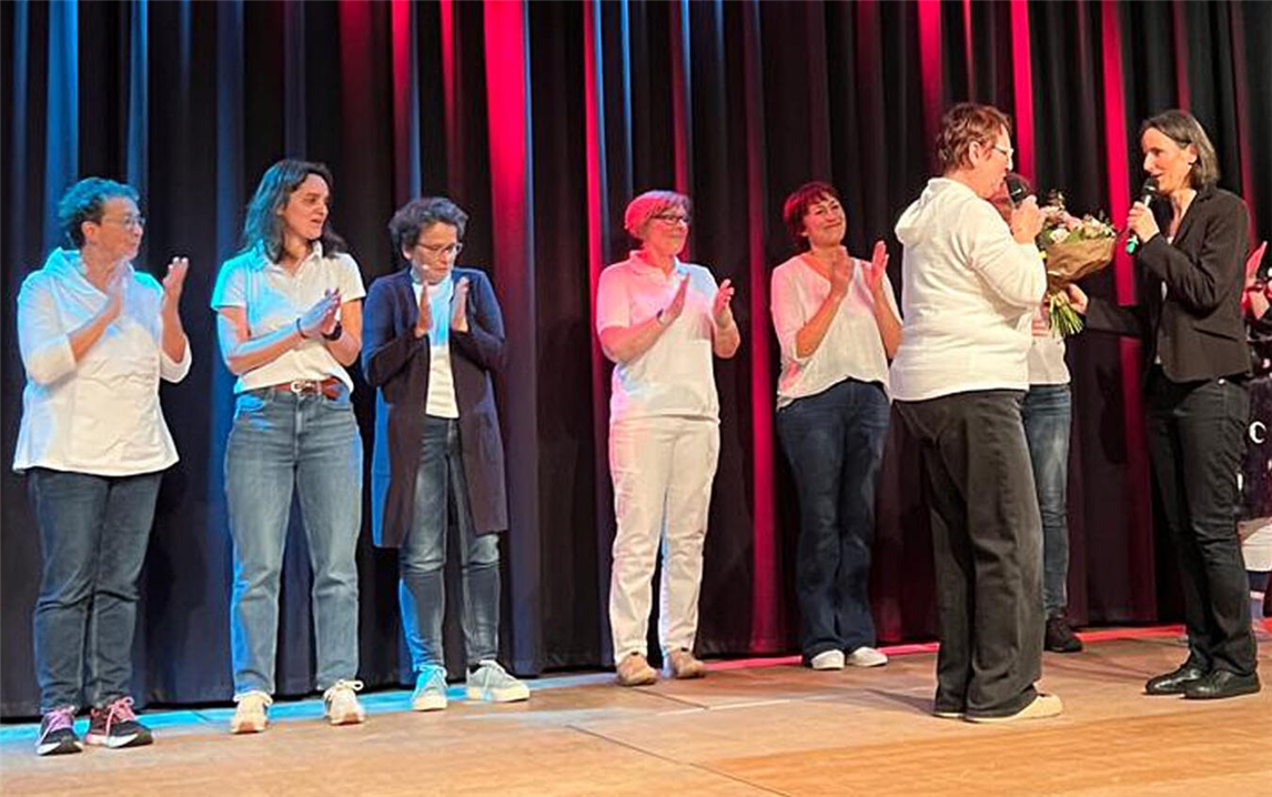 Yvonne Pliska-Holstein (r.) mit den Darstellerinnen Cilly Hacks, Claudia Püschel, Elena Hoß, Andrea van Wickeren-Lingen, Kerstin Paeßens, Tatiana Steinhauer, Ute Tophoven und Mechthild Kannengießer (v.l.n.r.).Foto: privat