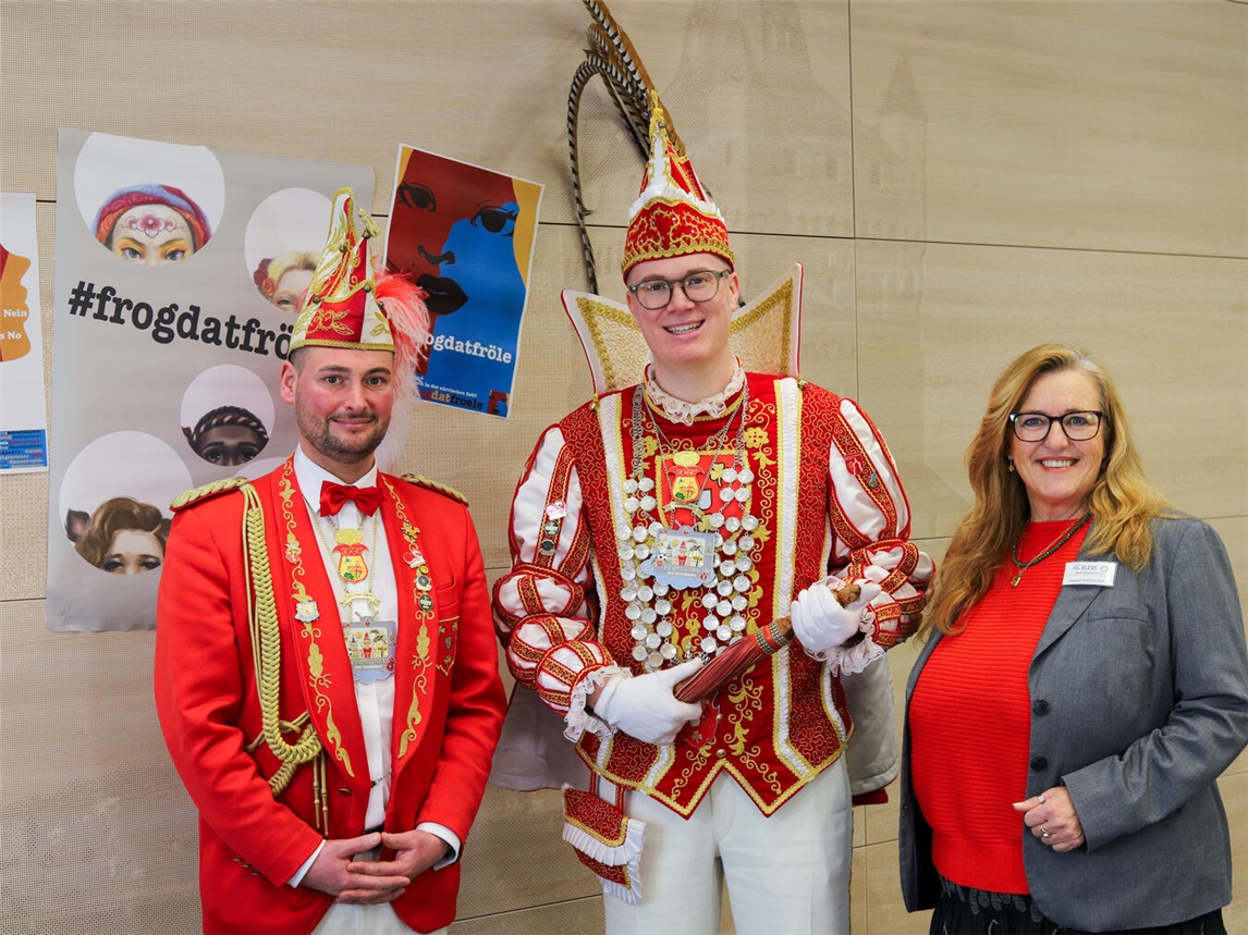 Yvonne Tertilte-Rübo, Gleichstellungsbeauftragte der Stadt Kleve, mit Prinz Tobi und Adju Simon Peters. Foto: HienDo