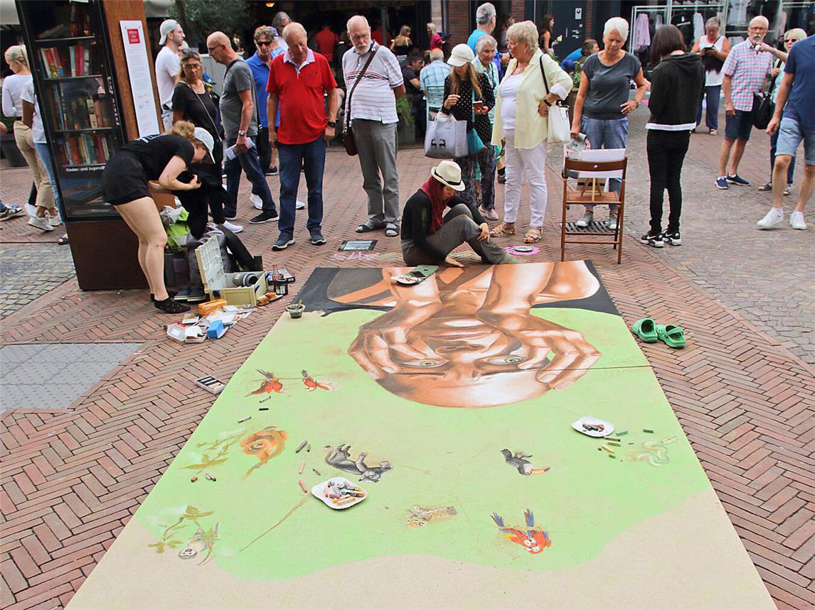 Zahlreiche Besucher blickten den Straßenkünstlern beim Entstehen der Werke über die Schulter.NN-Foto: Theo Leie