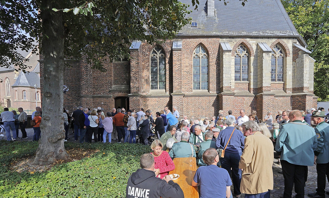 Die Alte Kirche Herongen: Ein neues Kapitel beginnt "Besucher bei feierlicher Eröffnung eines Events, Menschenmenge, festliche Stimmung"