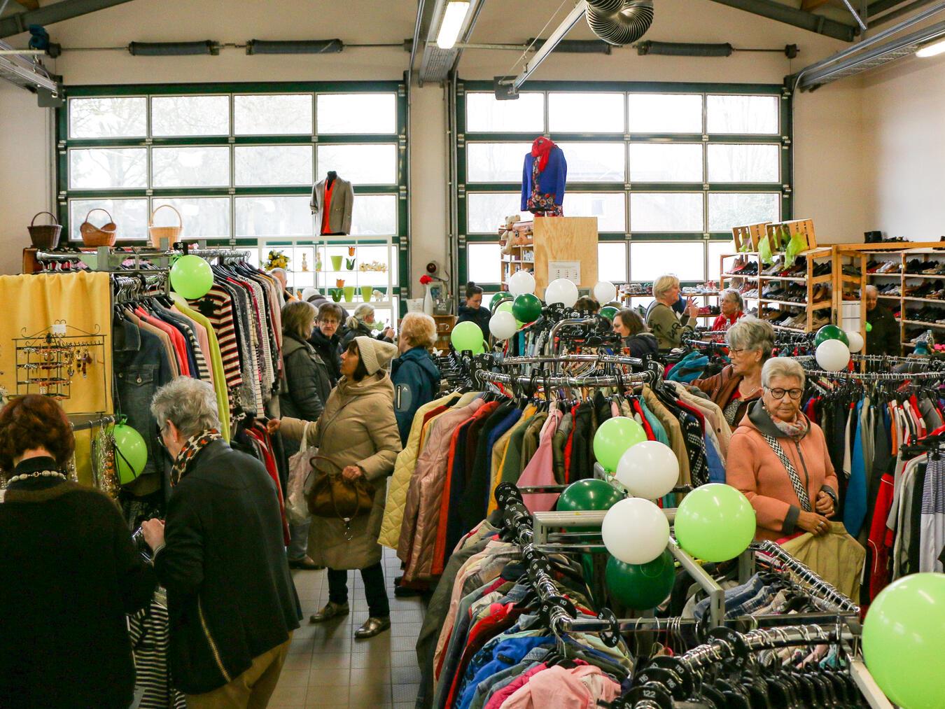 Zahlreiche Besucher kamen zur Neueröffnung des Ki-IsS Second-Hand-Shops an der Nieukerker Straße.Foto: privat