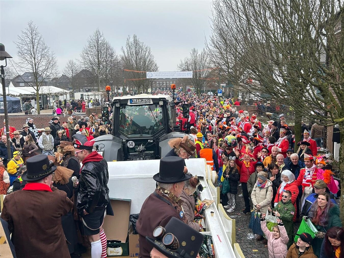 Zahlreiche Besucher säumten den Weg beim großen Karnevalszug in Wachtendonk.Fotos: privat
