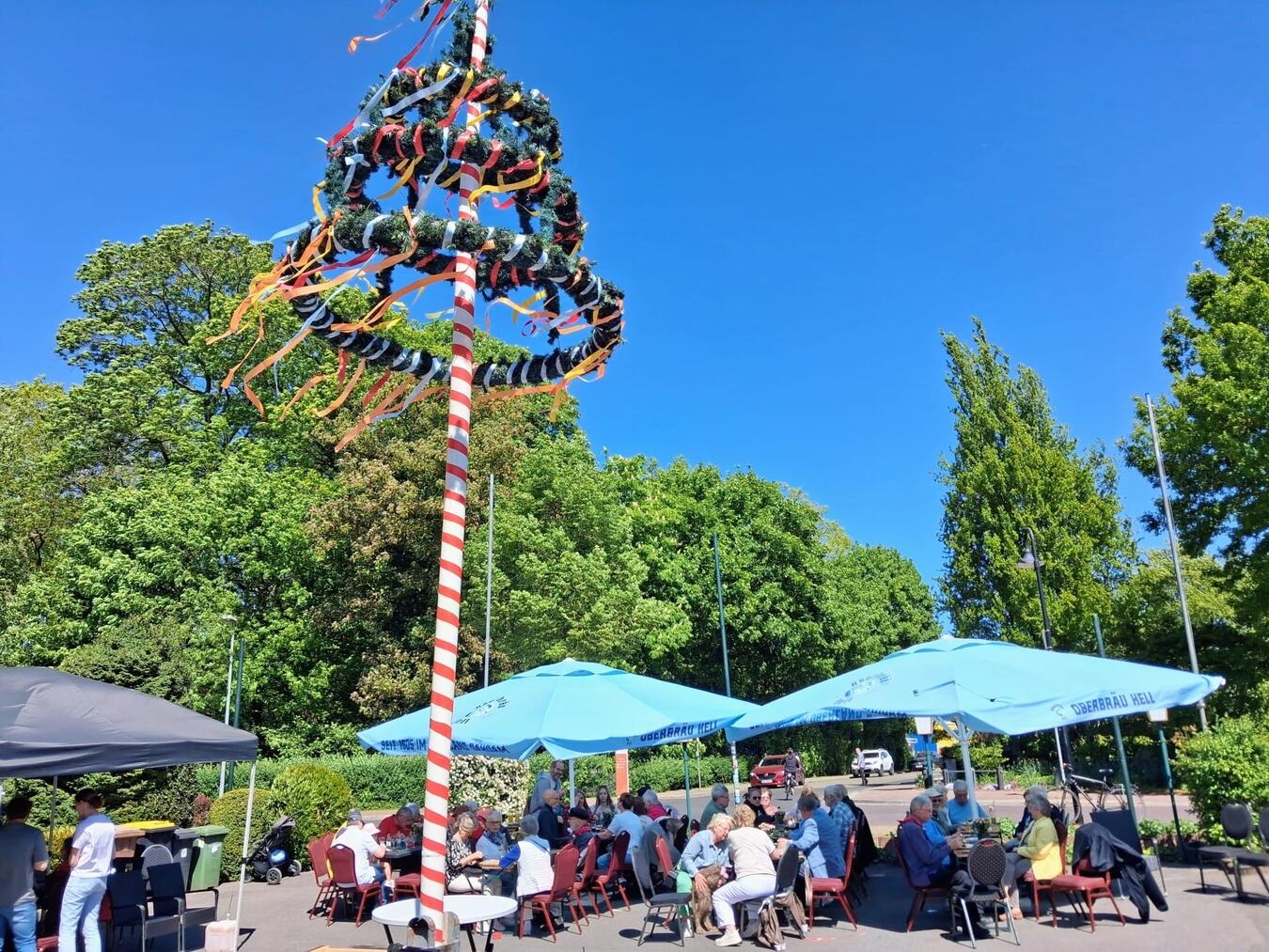 "Lebendiger Maibaumplatz voller Besucher, Freude und Gemeinschaft in Materborn. Foto: Heimatfreunde Materborn"