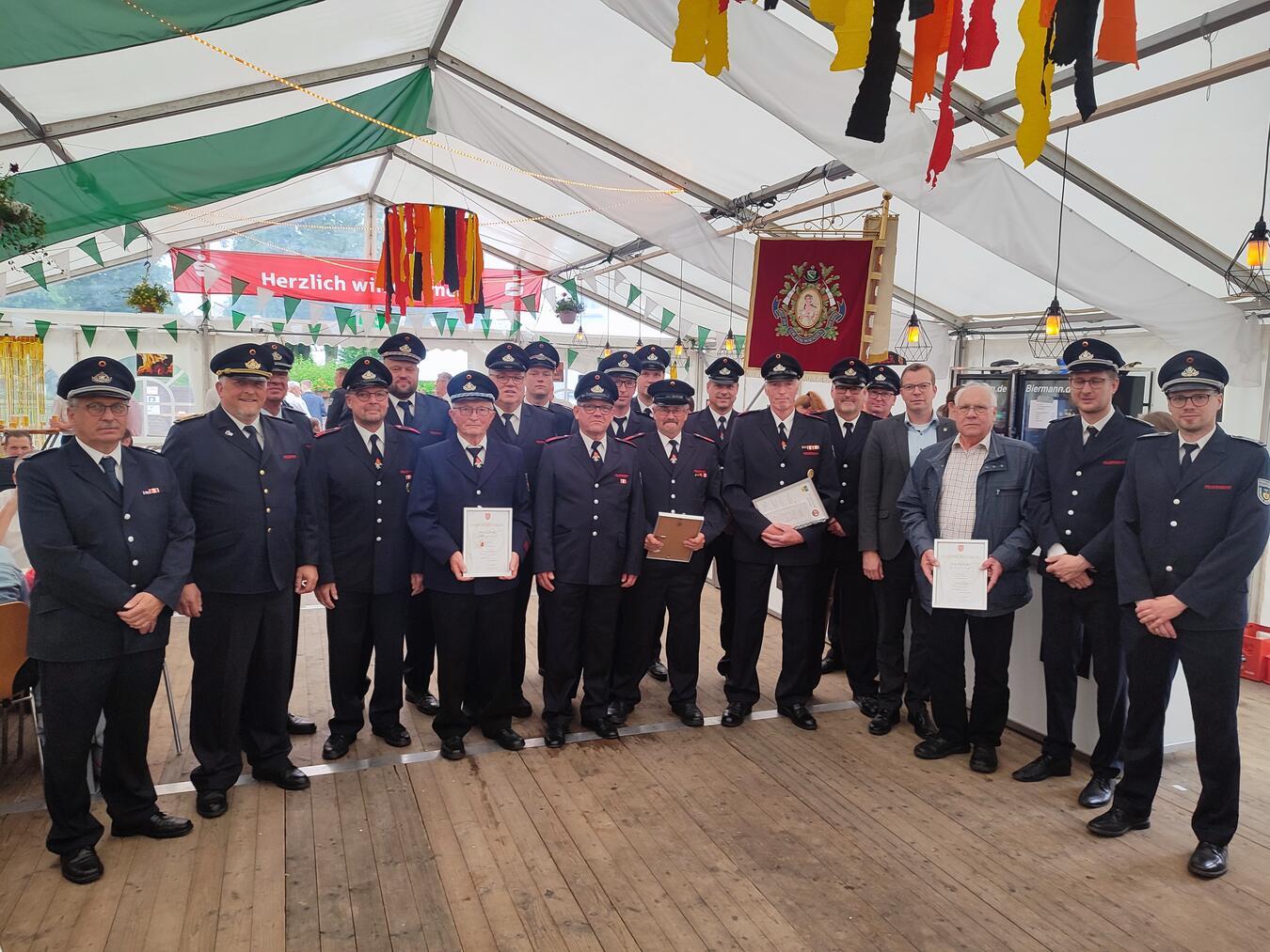 „Mit Verlässlichkeit und Verantwortungsbereitschaft“ Zahlreiche Ehrungen gab es beim Festakt zum 90jährigen Bestehen der Freiwilligen Feuerwehr Bedburg-Hau.Foto: Feuerwehr Bedburg-Hau