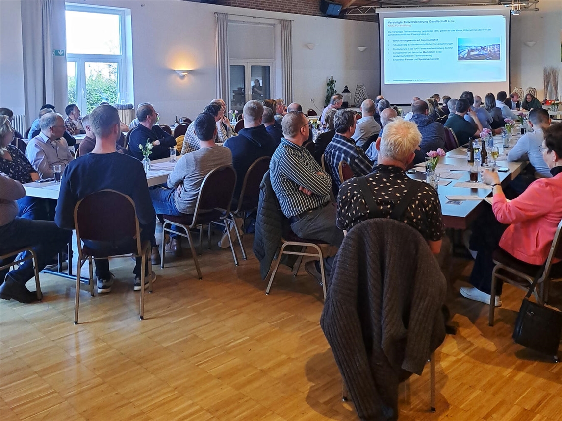 "Geflügelhalter und Tierärzte beim Treffen zur Geflügelpest-Ausbruchsdiskussion im Kreis Kleve, Winter 2025/26."
