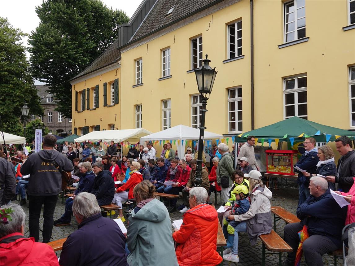 Zahlreiche interessierte Besucher kamen zum ersten Ehrenamtstag auf den Kirchplatz.Foto: privat
