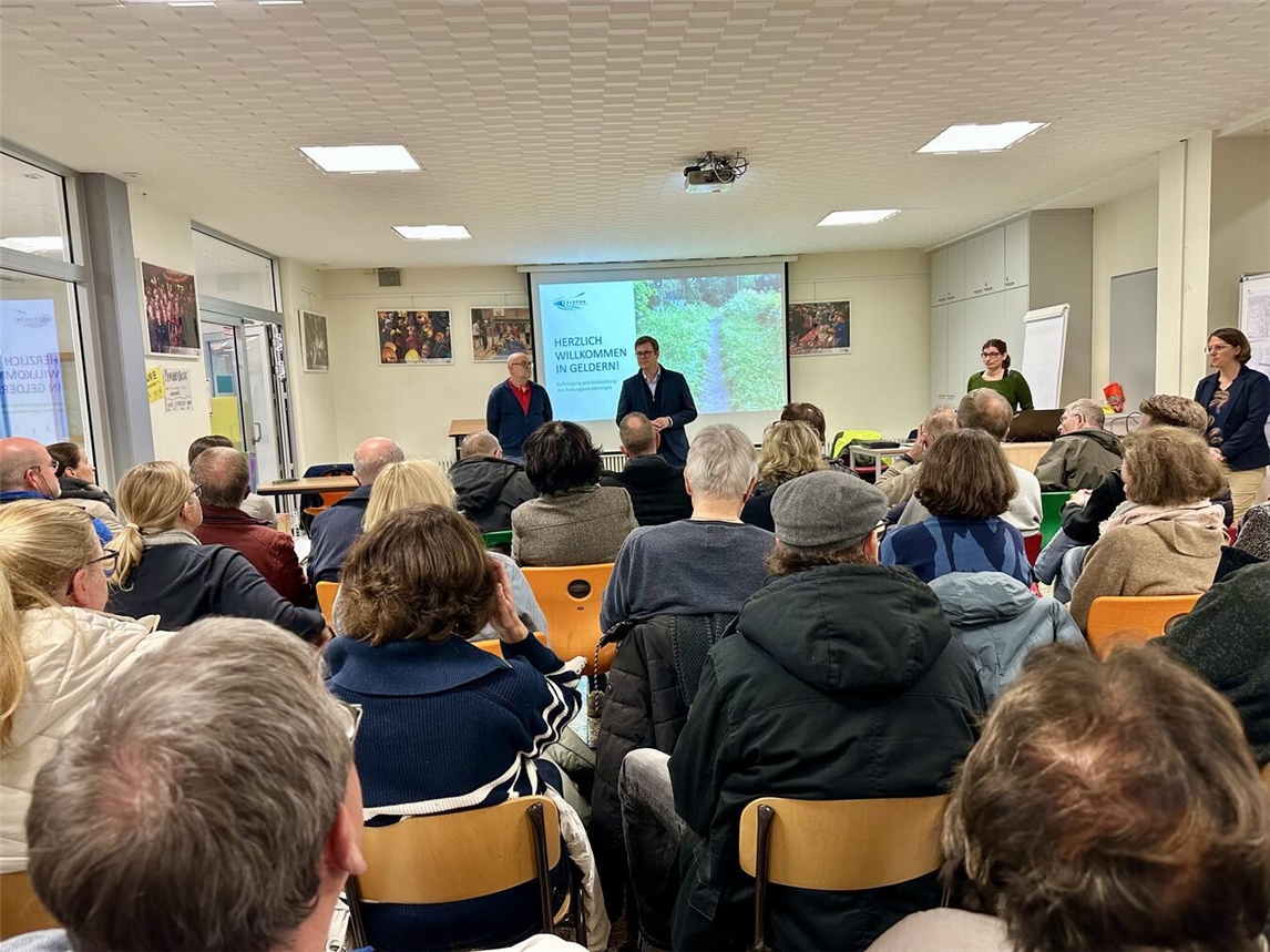 Zahlreiche interessierte Bürger nutzten die Info-Veranstaltung in der Schule am Westwall, um sich über den aktuellen Zustand des Festungswanderweges und die geplanten Verbesserungen informieren zu lassen und um über das Projekt in der Gelderner Innenstadt zu diskutieren. Foto: van Stephoudt