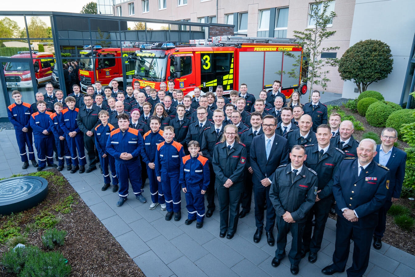 "Ehrung der Feuerwehrkameraden bei Jahreshauptversammlung in Geldern, Jubiläen und Verdienste im Fokus"