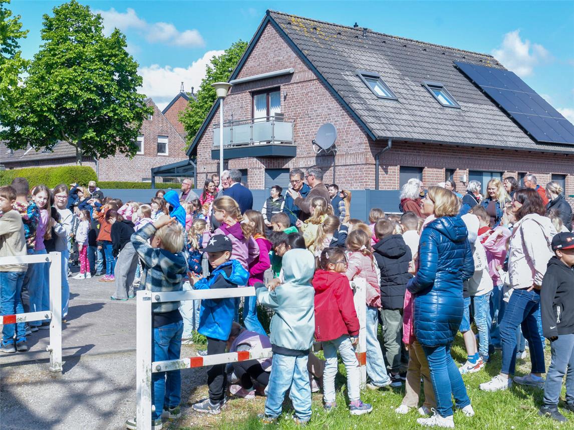 Zahlreiche Kinder, Eltern und Mitglieder der Stadtverwaltung kamen zusammen, um den Rohbau des erweiterten Schulgebäudes in Wankum zu feiern.Foto (2): Gerhard Seybert