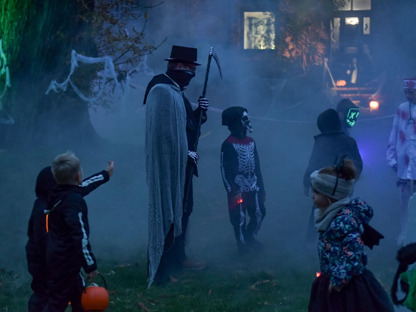 Zahlreiche Schreckgestalten bevölkerten am 31. Oktober die Burg in Kervenheim. NN-Fotos: Gerhard Seybert