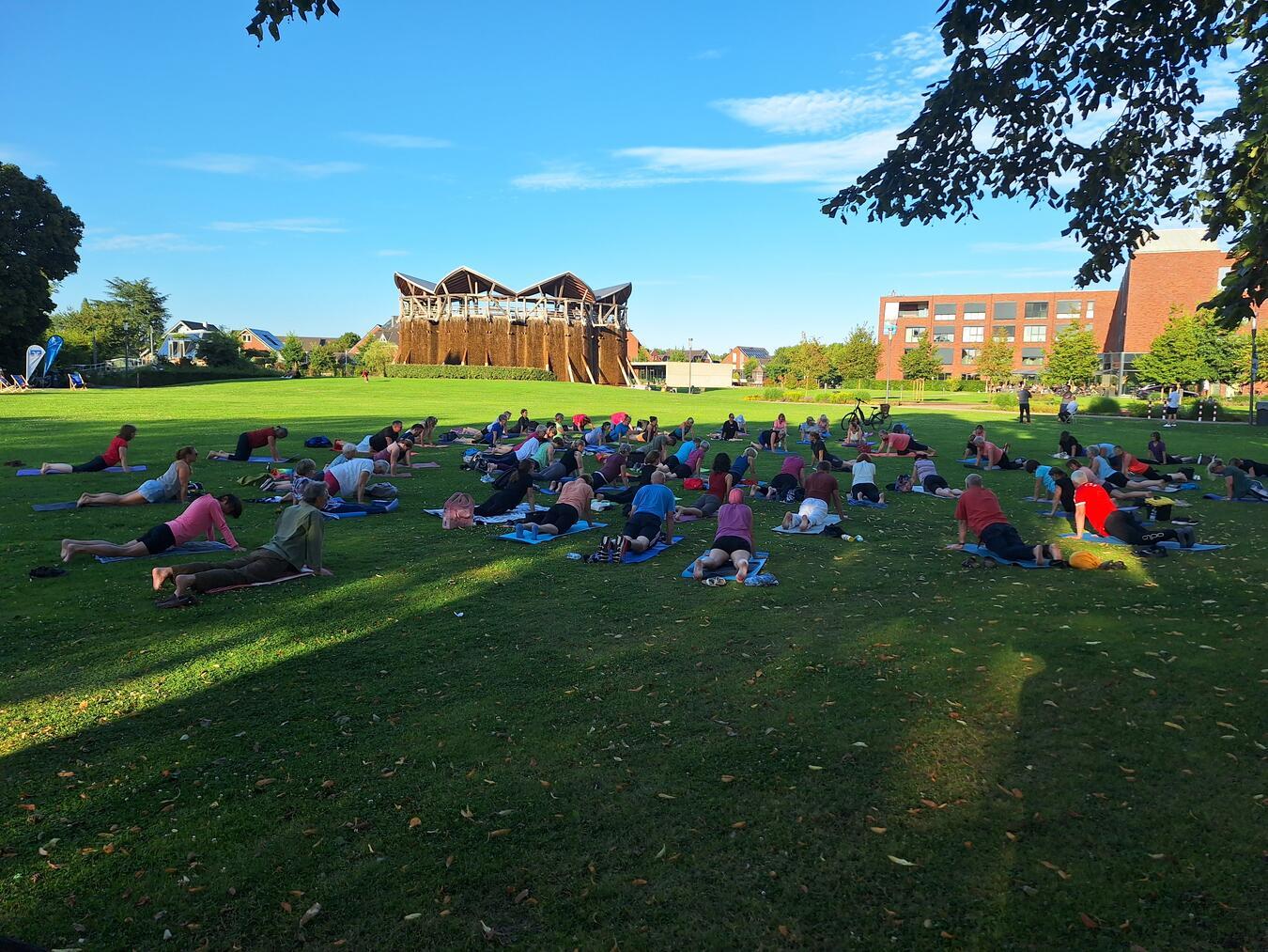 Zahlreiche Teilnehmer nutzen das vielseitige Gesundheits- und Bewegungsangebot der „Atempause“ im Solegarten St. Jakob. Foto: © Kevelaer Marketing