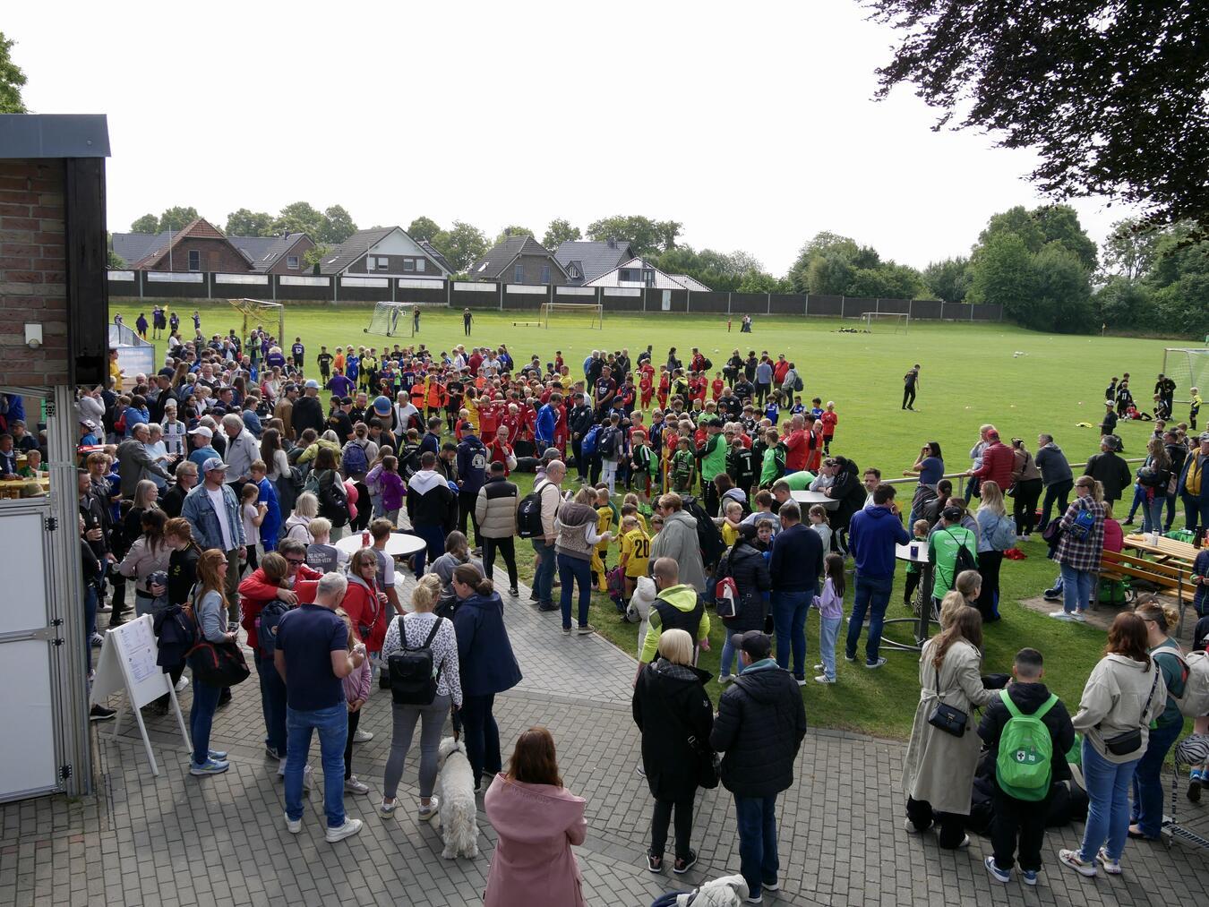 Zahlreiche Zuschauer verfolgten bei bestem Wetter die spannenden Spiele auf dem Veener Sportplatz – ein Fest für die ganze Familie. Foto: Borussia Veen