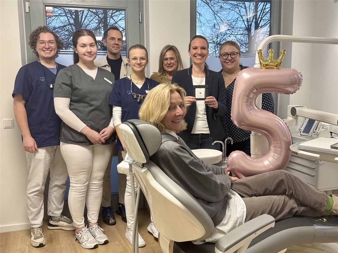 Zahnärztin Kristina Günter (2.r.) inmitten ihrer Mitarbeiter und den Vertreterinnen des „unternehmerinnen forums niederrhein“, das sie mit der „Perle der Unternehmerinnen“ auszeichnete. NN-Foto: SP