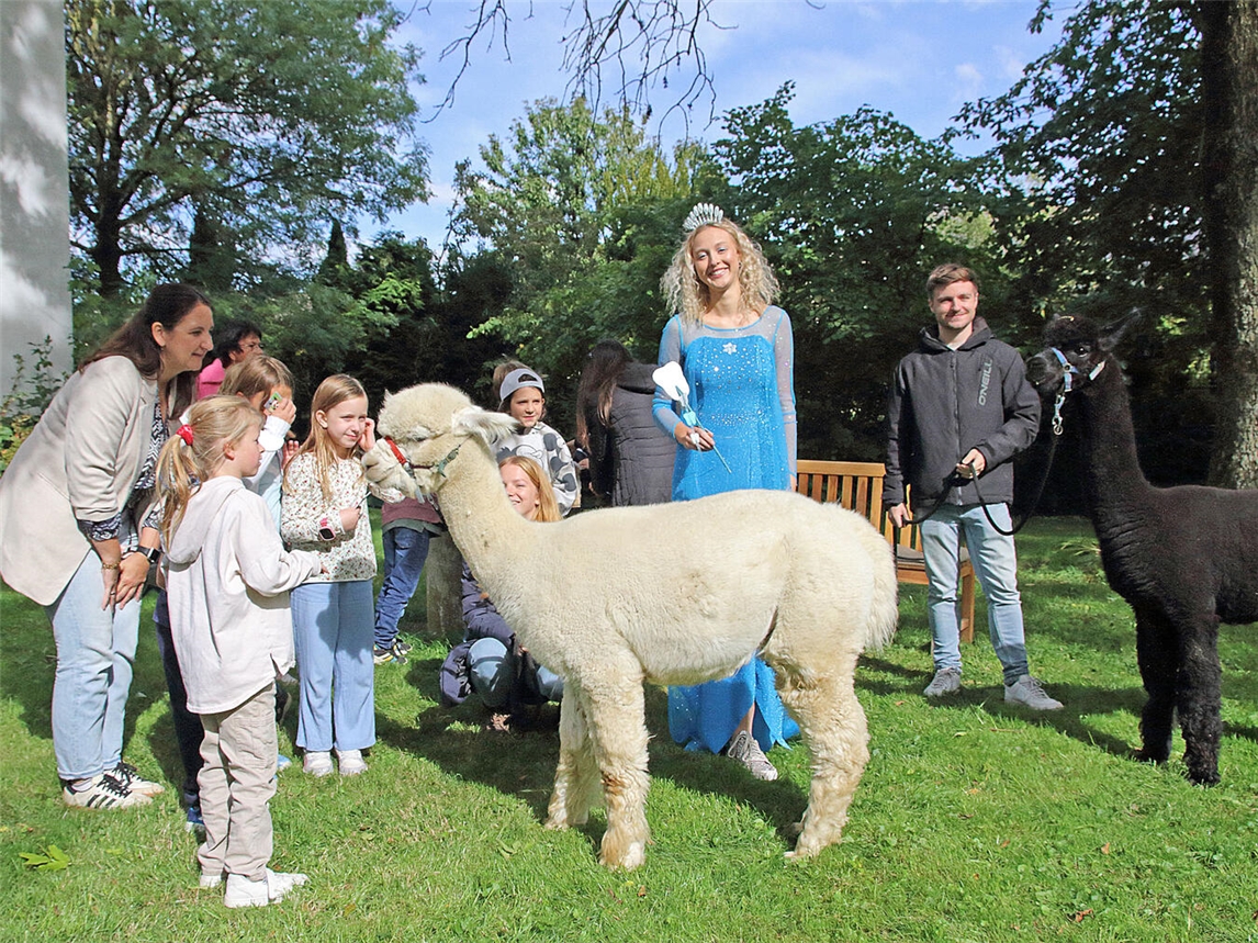 Zahnfee Anna-Lena und die beiden Alpakas waren die Stars des Nachmittags in Veert.NN-Fotos: Theo Leie
