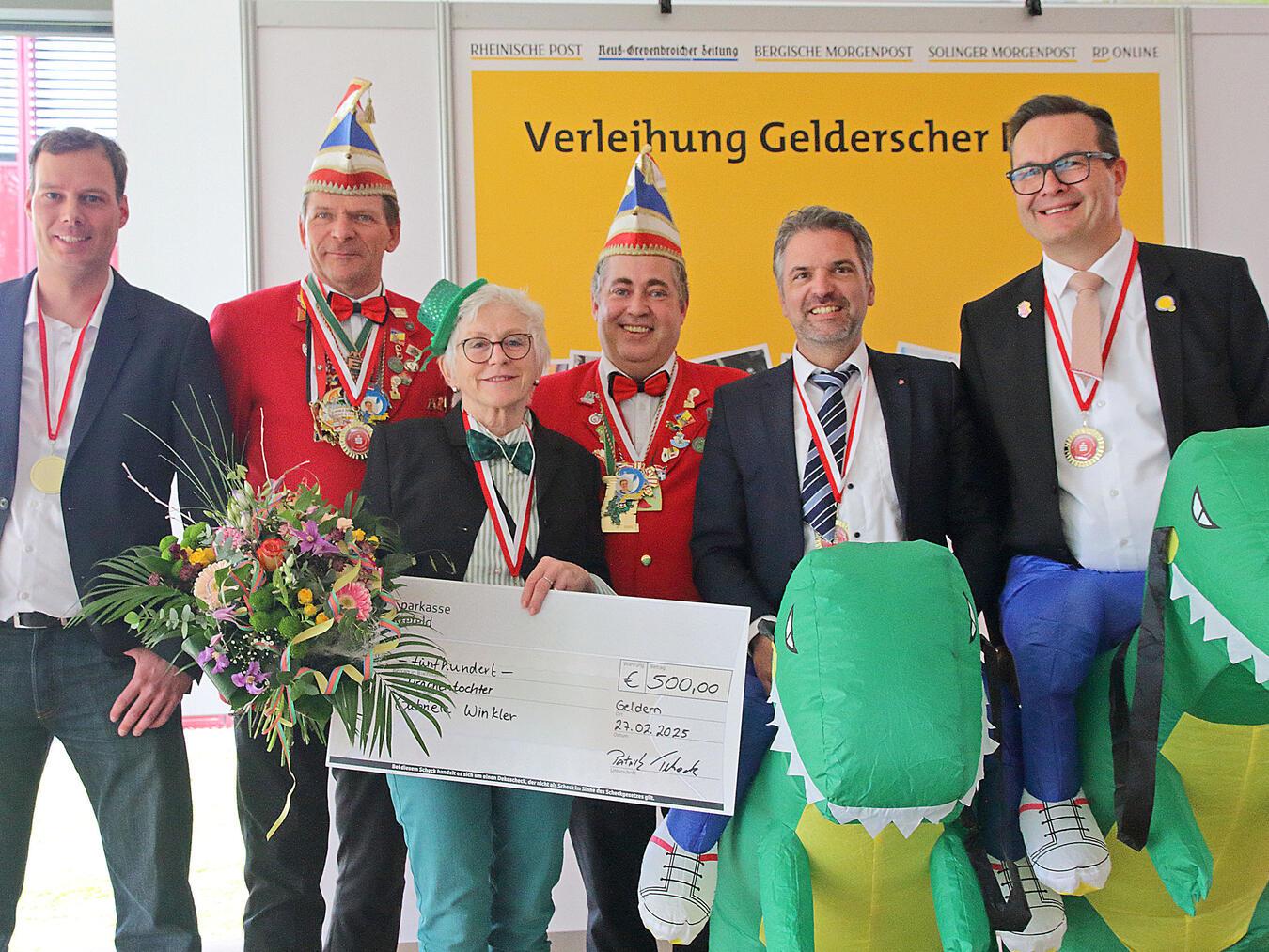 Zeichneten Gabi Winkler mit dem Gelderschen Draak aus: (v.l.) Martin van der Pütten, Markus Schaetzky, Patric Kuenen, Patrick Tekock und Sven Kaiser. NN-Foto: Theo Leie